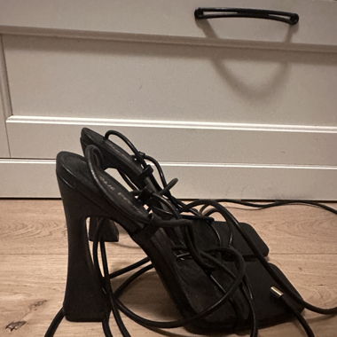 Heels mit Schnüren