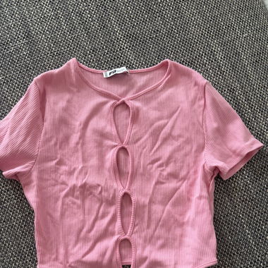 Tee shirt ouvert sur le milieu 