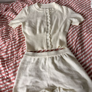 Completo in maglia crema