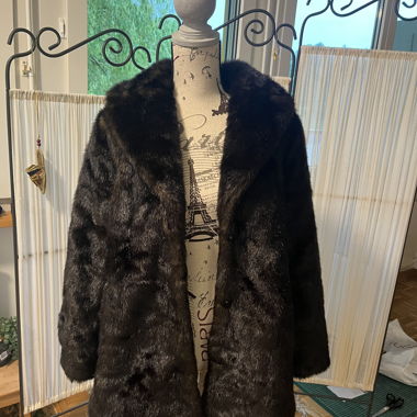 Manteau en fausse fourrure marron