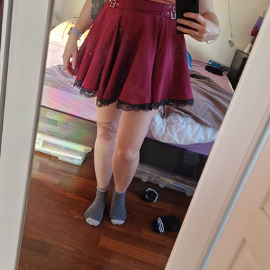 Gonna bordeaux con pizzo