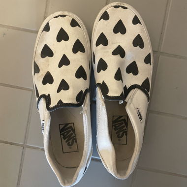 Vans slip-on bianchi con cuori neri
