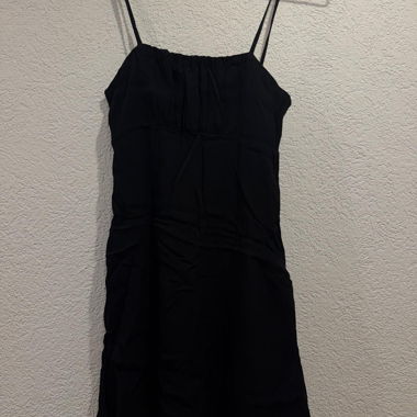 Robe noire à bretelles
