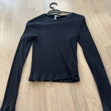 Schwarzer, gerippter Longsleeve