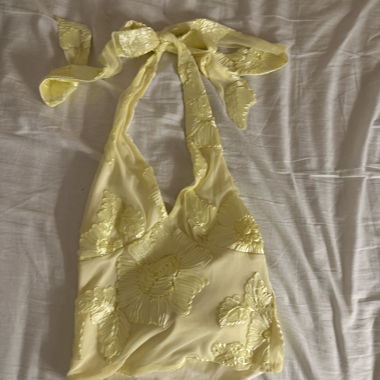 Haut jaune en satin à bretelles (PEPPERMAYO)