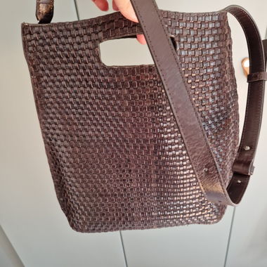 Borsa a tracolla marrone effetto intrecciato