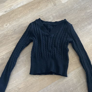 Maglione in maglia scuro corto con scollo a V