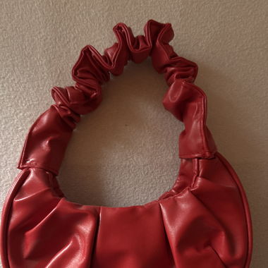 Klein rote Handtasche