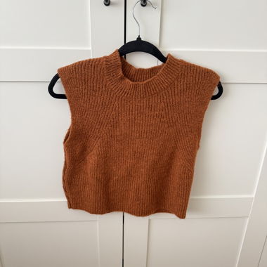 Brown sleeveless knitted vest