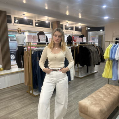 Jeans bianchi alla moda con taglio balloon