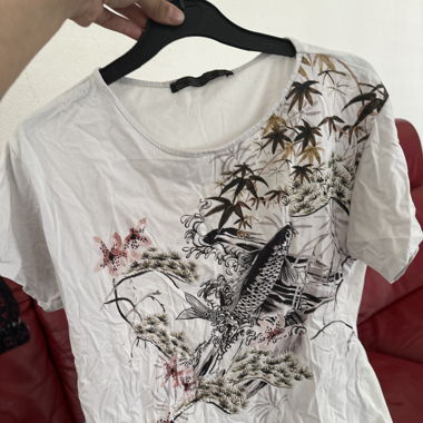 Tee shirt avec motif poisson et fleurs. Taille L