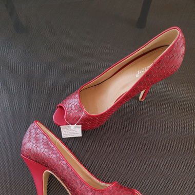 High heels peep toe rot