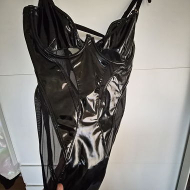 Schwarzer Lack-Body mit Mesh-Einsätzen