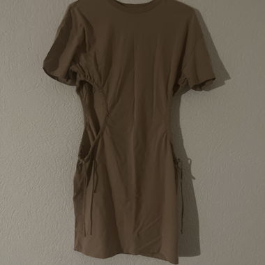 Robe beige/brune avec hanches à découvert.