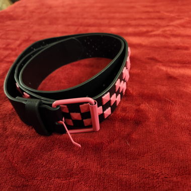 Nietengürtel schwarz/pink