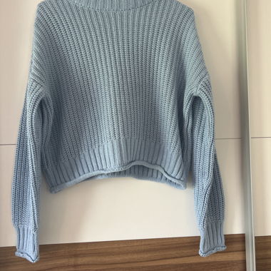 Hellblauer Strickpullover