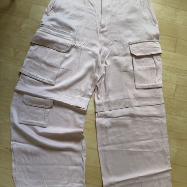 Pantaloni cargo rosa con effetto satinato