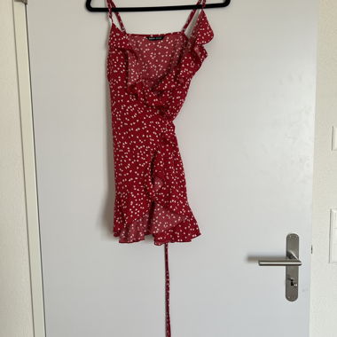 Rotes Kleid mit weissen Herzen
