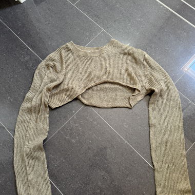 Kurzer Pullover aus beigem Strick