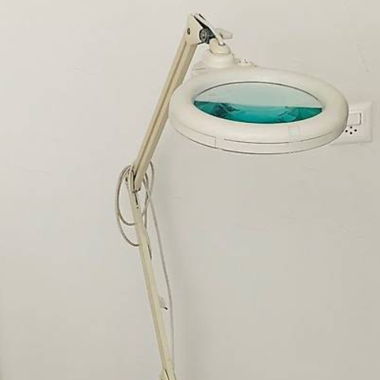 Lampada cosmetica con lente d'ingrandimento
