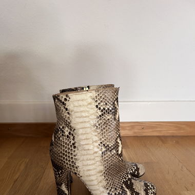 Stiefeletten aus Leder mit imitiertem Snakeleder.