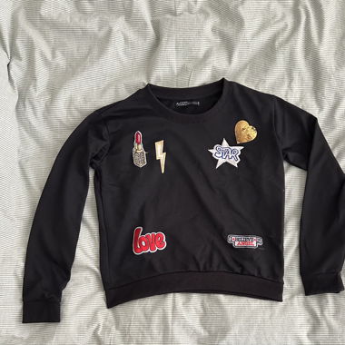 Schwarzer Pullover mit Sticker