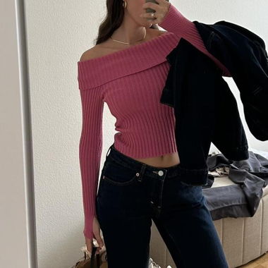 Top in maglia rosa con spalle scoperte