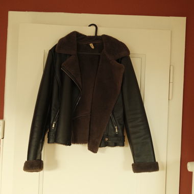Veste MANGO en simili cuir avec doublure en fausse shearling