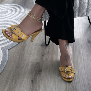 Sandali gialli con tacco