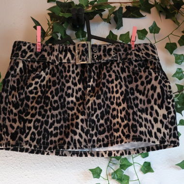 Minigonna in jeans con stampa leo e fibbia