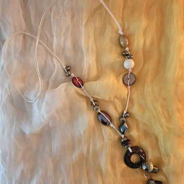 Long collier de perles avec pompons