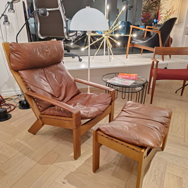Fauteuil de salon en cuir vintage avec pouf