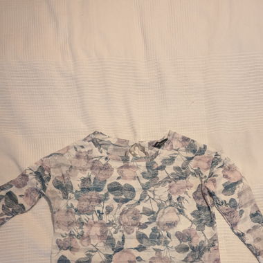 Supersüsses Shirt mit Blumenmuster (Grösse S)