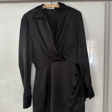 Robe courte en satin noir Zara