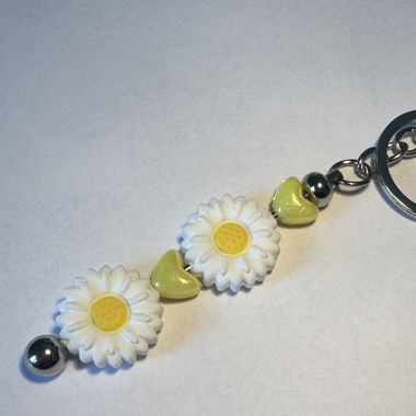 Schlüsselanhänger mit Blumen und Perlen