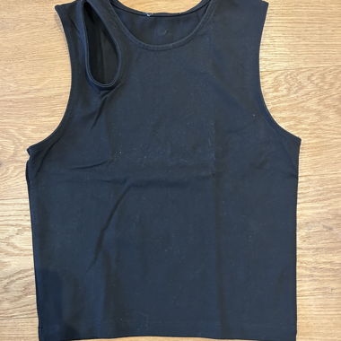 Top nero con scollo sulla spalla