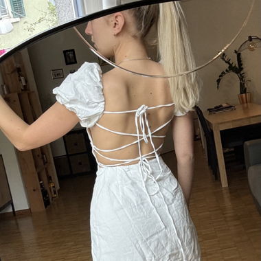 Rückenfreies Sommerkleid