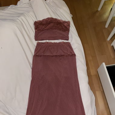 Zweiteiliges Set aus Maxi Rock und Crop Top