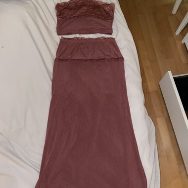 Zweiteiliges Set aus Maxi Rock und Crop Top