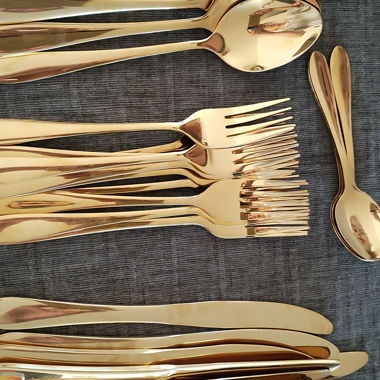 Goldenes Besteck-Set