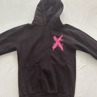 Schwarzer Hoodie mit rosafarbenem Muster