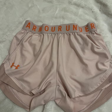 Hellrosa Under Amour kurze Sporthose 