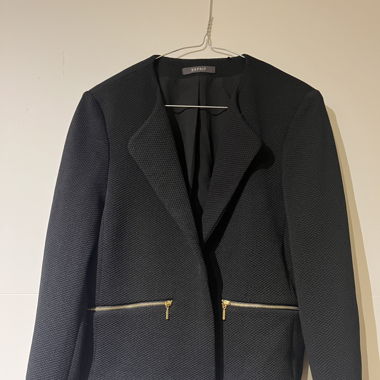 Kurzer schwarzer Blazer
