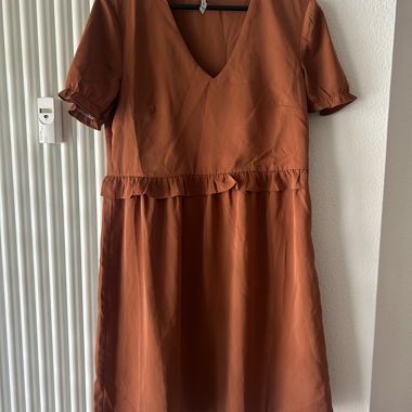 Rostorange V-Ausschnitt-Kleid von golden live