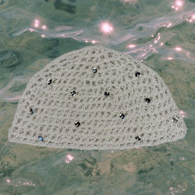 Berretto di uncinetto bianco con paillettes