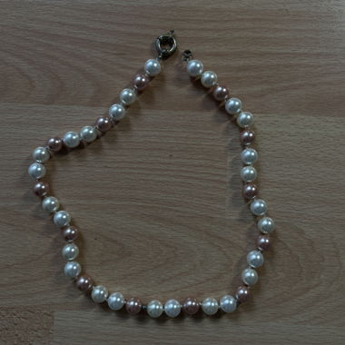 Collana rosa e bianca