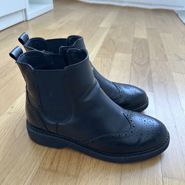 Stivaletti neri alla caviglia con dettaglio brogue
