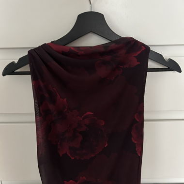 Abito con rose viola 