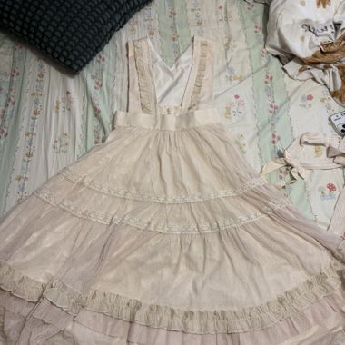 Beige Rüschenkleid