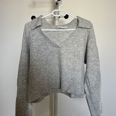 Maglione corto grigio Bershka collo a V